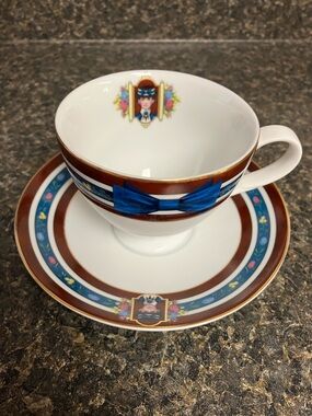 2009 avon award tea cup and saucer Mrs. Albee